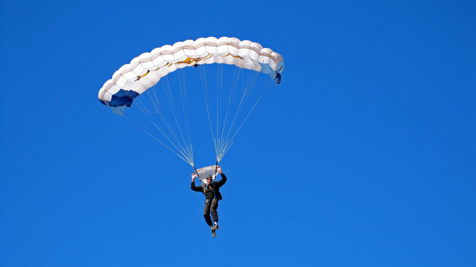 法官检察官篮球友谊赛 裁判吹罚尺度被同行打趣“最严格的一场球”